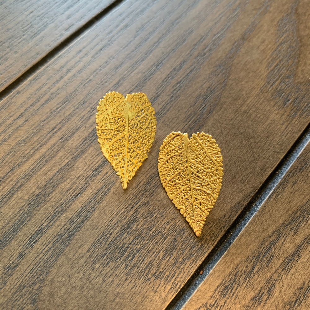 STUDS MADE WITH QUINA LEAVES